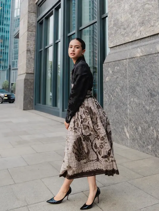 Maudy Ayunda terlihat elegan dengan heels hitam dan rambut ponytail [@maudyayunda]