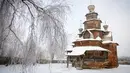 Sebuah gereja kayu yang atapnya diselimuti salju terlihat indah di desa wisata Suzdal, Rusia (23/1). Di desa wisata ini banyak sekali gereja kuno yang masih terawat dan terjaga keaslian serta bentuknya. (AFP Photo/Mladen Antonov)