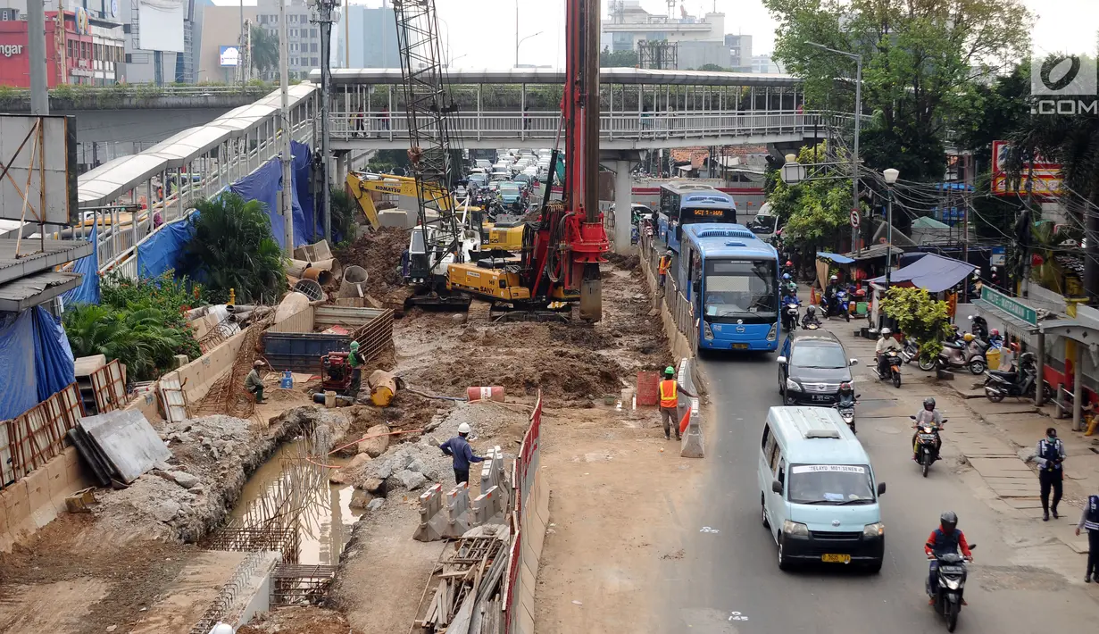 Pengendara melintasi ruas jalan Matraman, Jakarta, Rabu (5/7). Terkait pembangunan underpass Matraman-Salemba ruas jalan menuju Jatinegara mengalami penyempitan. (Liputan6.com/Helmi Fithriansyah)