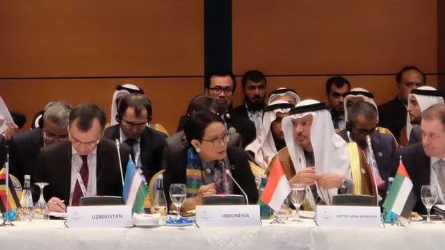 Menteri Luar Negeri Indonesia Retno Marsudi (tengah) dalam pertemuan setingkat menteri di KTT Organisasi Kerja Sama Islam (OKI) di Istanbul, Turki (13/12/2017). (Sumber: Kemlu RI)