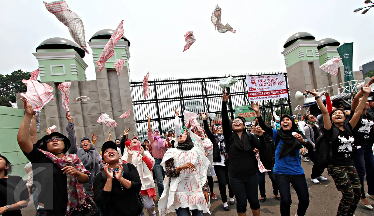 Massa melemparkan serbet saat melakukan unjuk rasa di depan Gedung DPR, Jakarta, Rabu (7/10). Massa Jaringan Nasional Advokasi Pekerja Rumah Tangga (Jala PRT)  mendesak DPR dan pemerintah mengesahkan UU Perlindungan PRT. (Liputan6.com/Immanuel Antonius)