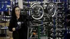 Pekerja merakit sepeda lipat Brompton di pabrik Brompton di London, Inggris, 24 November 2020. Nasib industri sepeda Brompton semakin tidak menentu di tengah ketidakpastian Brexit, persaingan baru yang tak terduga dari China, dan pandemi COVID-19. (AP Photo/Matt Dunham)