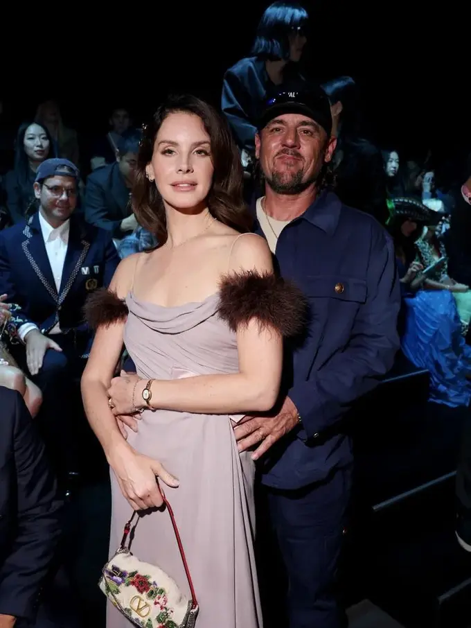 Lana Del Rey Boyong Suami “Pawang Buaya” ke Paris Fashion Week, Tampil Glamor nan Romantis di Valentino Show