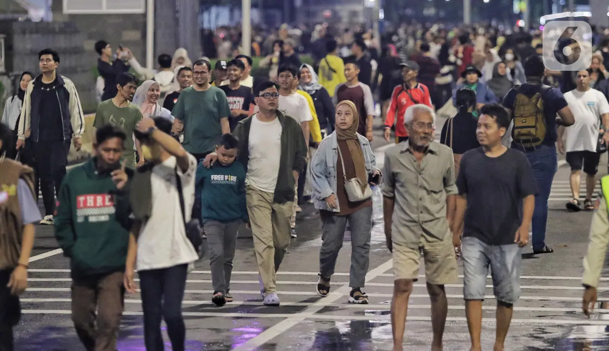 Sepanjang jalan Jenderal Sudirman hingga MH Thamrin dipadati warga yang ingin menghabiskan malam terakhir di tahun 2023. (Liputan6.com/Angga Yuniar)