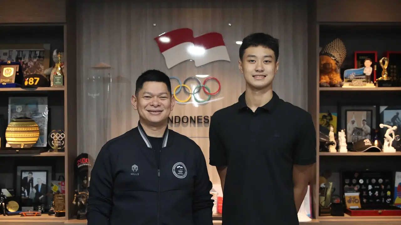 Ketua NOC Indonesia Raja Sapta Oktohari bersama perenang Liquor Harrison Andoko