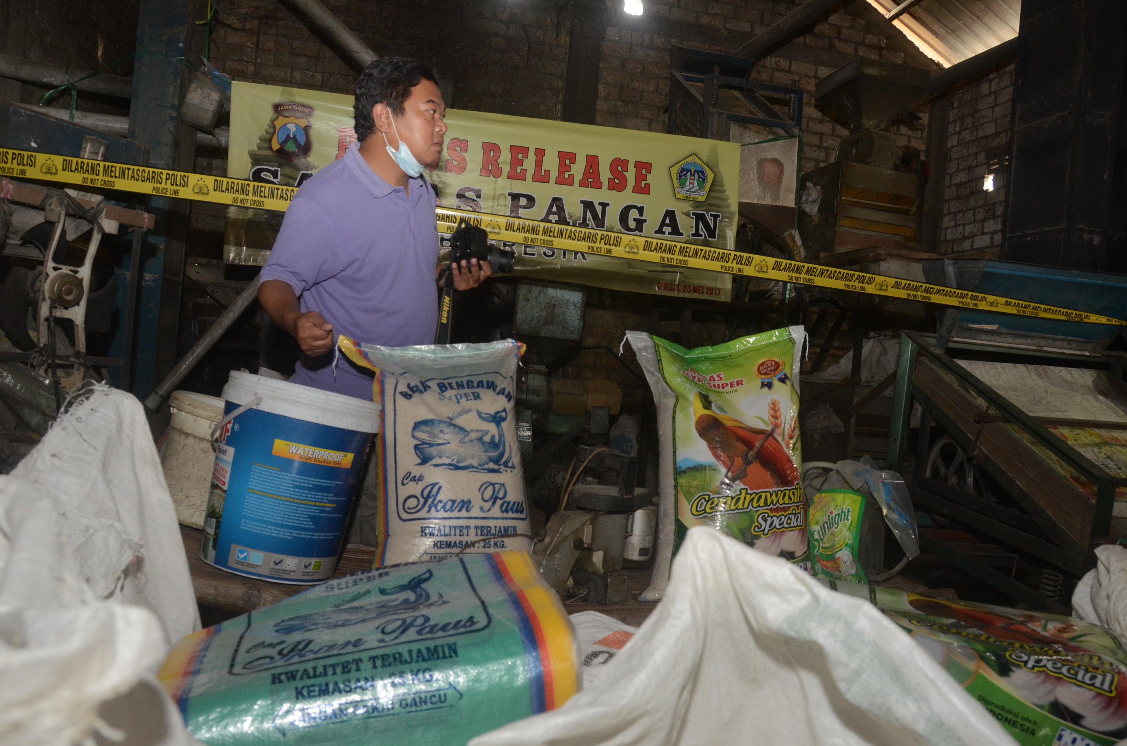 Pelaku sengaja mengoplos beras menggunakan sabun pencuci piring agar beras terlihat putih. (Liputan6.com/Dian Kurniawan).