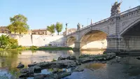 Sisa Jembatan Kuno Muncul dari Sungai Tiber akibat Kekeringan di Roma