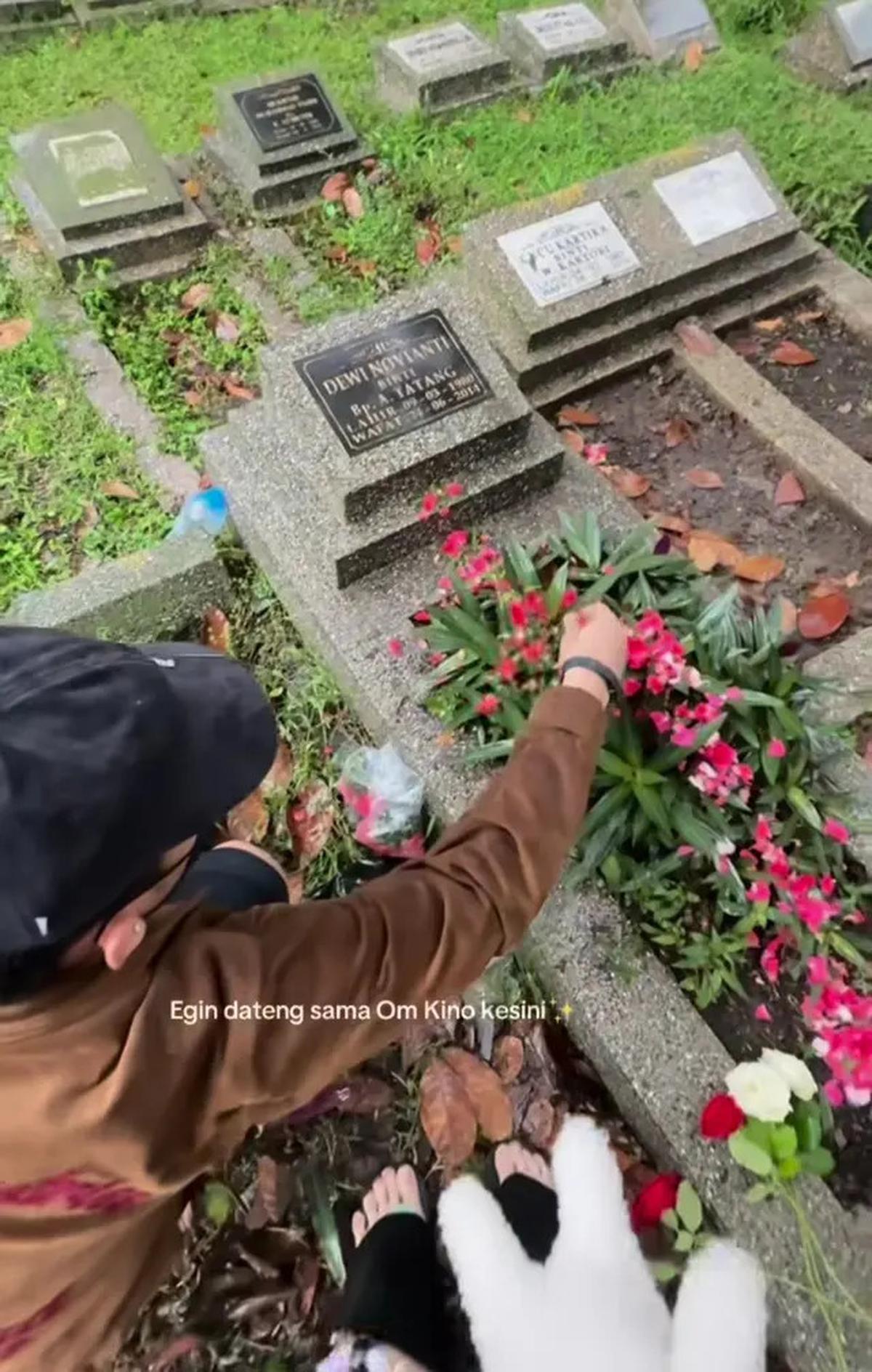 7 Potret Regina Phoenix Ajak Okin ke Makam Ibu, Jadi Orang Pertama Bukan dari Keluarga