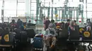Calon penumpang bersiap melakukan lapor diri sebelum penerbangan di Terminal 3 Bandara Soekarno Hatta, Banten, Kamis (7/5/2020). Kementerian Perhubungan hanya mengizinkan penumpang bersyarat dengan wajib menyertakan surat keterangan Negatif COVID-19 dari rumah sakit. (Liputan6.com/Herman Zakharia)