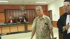 Presdir Jakarta Royale Golf, Muljono Tedjokusumo usai sidang perdana kasus pemalsuan surat dan menempatkan keterangan palsu pada akta autentik di PN Jakbar, Rabu (7/11). Muljono menjadi terdakwa kasus mafia tanah. (Merdeka.com/Arie Basuki)