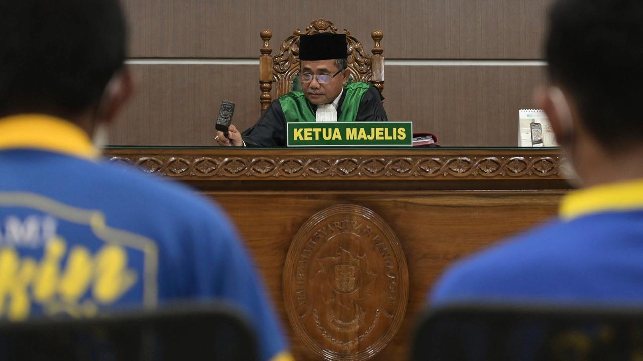 FOTO: Terbukti Lakukan Hubungan Sesama Jenis, Dua Pria di Banda Aceh Divonis 80 Kali Cambuk