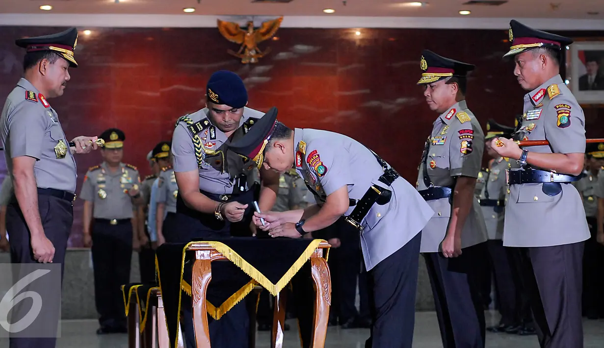 Kapolri Jenderal Pol Badrodin Haiti (kiri) menyaksikan penandatanganan Irjen Pol Unggung Cahyono saat upacara serah terima jabatan di Jakarta, Jumat (12/6/2015). Unggung Cahyono akan bertugas sebagai Asisten Operasi Kapolri. (Liputan6.com/Johan Tallo)