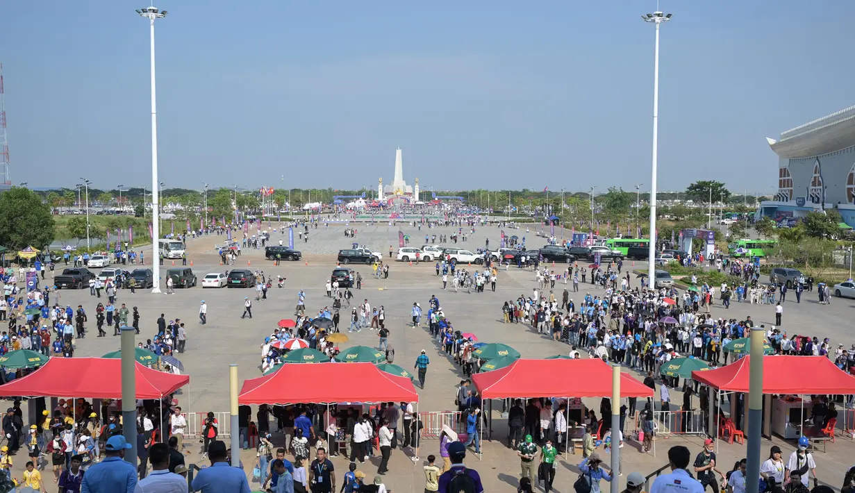 Para penonton berjalan melewati pos pemeriksaan keamanan menjelang upacara pembukaan Pesta Olahraga Asia Tenggara (SEA Games) ke-32 di Stadion Nasional Morodok Techo di Phnom Penh pada tanggal 5 Mei 2023. (MOHD RASFAN/AFP)