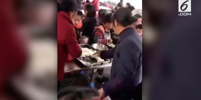 VIDEO: Dua Wanita Kepergok Ambil Makanan Murid SD
