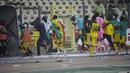 Tim Ghana dan para suporter Ghana yang terancam pun terpaksa berlindung untuk mencari tempat yang aman di dalam stadion. (AP/Sunday Alamba)