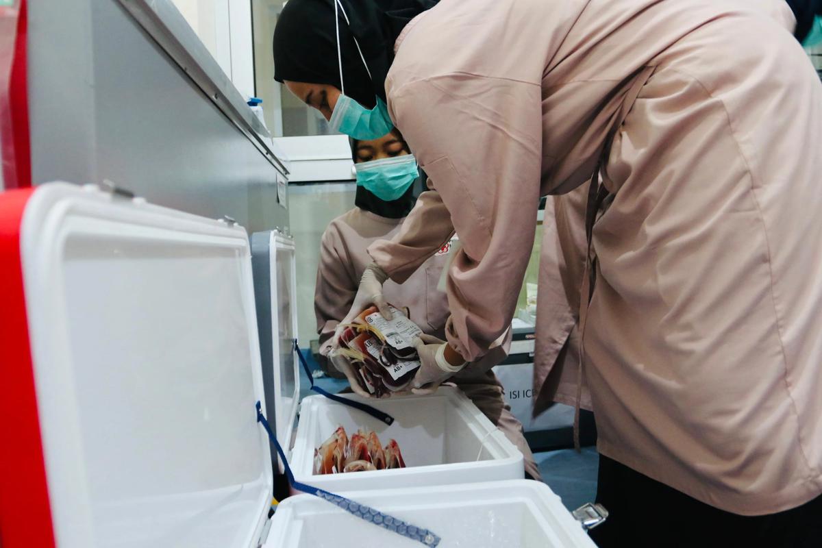 PMI Solo Kirim 500 Kantong Darah untuk Bantu Korban Bencana Sumatera