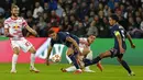 Pemain Paris Saint-Germain Julian Draxler (tengah) dan Marquinhos (kanan) berebut bola pada pertandingan sepak bola Grup A Liga Champions di Stadion Parc des Princes, Paris, Prancis, Selasa (19/10/2021). Paris Saint-Germain (PSG) menang 3-2. (AP Photo/Francois Mori)