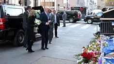 Presiden Amerika Serikat (AS) Joe Biden bersama Ibu Negara Jill Biden tiba untuk meletakkan bunga dan memberikan penghormatan kepada para korban serangan truk pada 1 Januari di tugu peringatan di Bourbon Street, New Orleans, Louisiana, pada 6 Januari 2025. (ROBERTO SCHMIDT/AFP)
