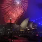 Kembang api menghiasi langit di atas Gedung Opera dan Jembatan Harbour sekitar 3 jam saat pergantian tahun di Sydney (01/1/2018). Langit di Sydney dihujani 13 ribu kembang api jenis shell dan 30 ribu kembang api jenis komet. (AFP Photo / Saeed Khan)