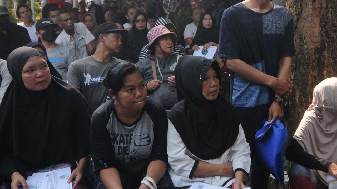 Dia merinci, jumlah penerima bantuan pangan beras di wilayah Jakarta Barat terdapat 67.000 KPM, Jakarta Pusat 41.000 KPM. Kemudian, Jakarta Utara 55.000 KPM, Jakarta Selatan 51.000 KPM, dan Kepulauan Seribu sekita 2.000 KPM.&nbsp;Foto: Merdeka.com/Imam Bu