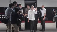 Presiden Indonesia Joko Widodo (ketiga kanan) tiba di sebuah stasiun saat melakukan uji coba Kereta Cepat Jakarta-Bandung (KCJB) di Padalarang, Jawa Barat, 13 September 2023. (Timur Matahari/AFP)
