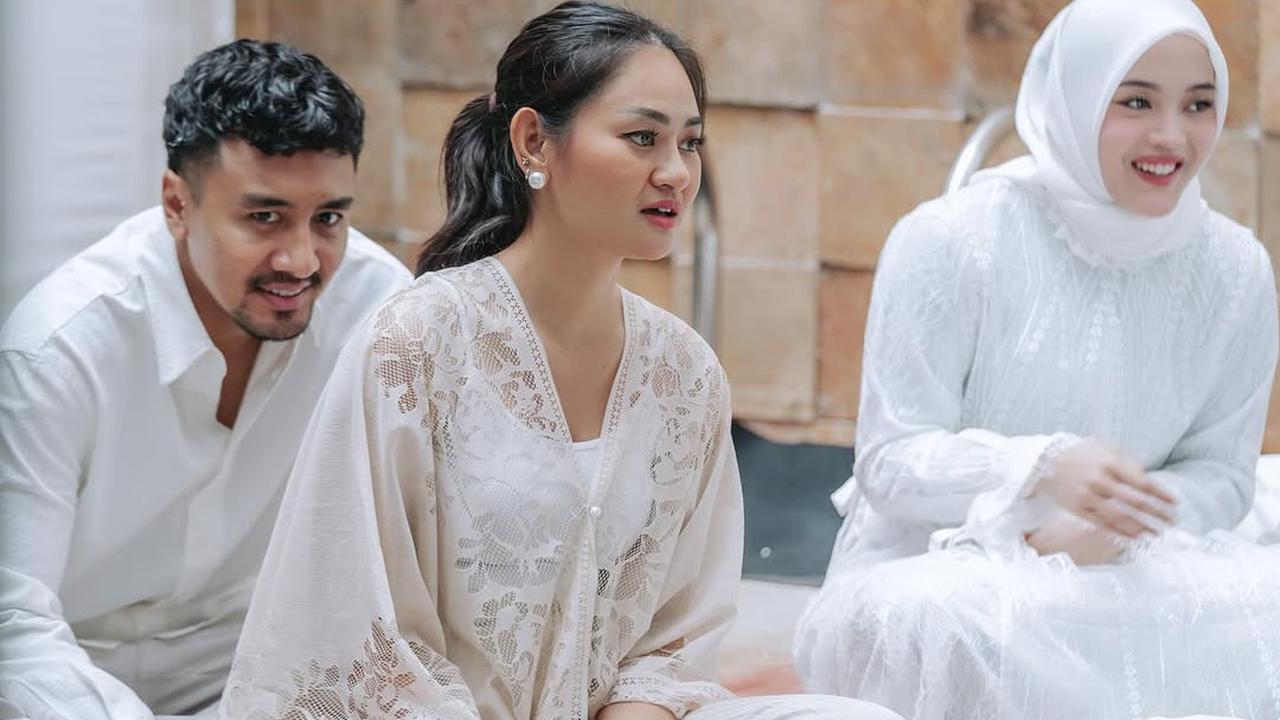 4 Potret Putri Delina di Momen Aqiqah Anak Mahalini dan Rizky Febian