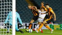 Pemain Leeds United, Ian Poveda, dihadang pemain Hull City pada laga Piala Liga Inggris di Ellan Road, Kamis (17/9/2020). Hull City menang adu penalti dengan skor 9-8. (Phil Noble/Pool via AP)