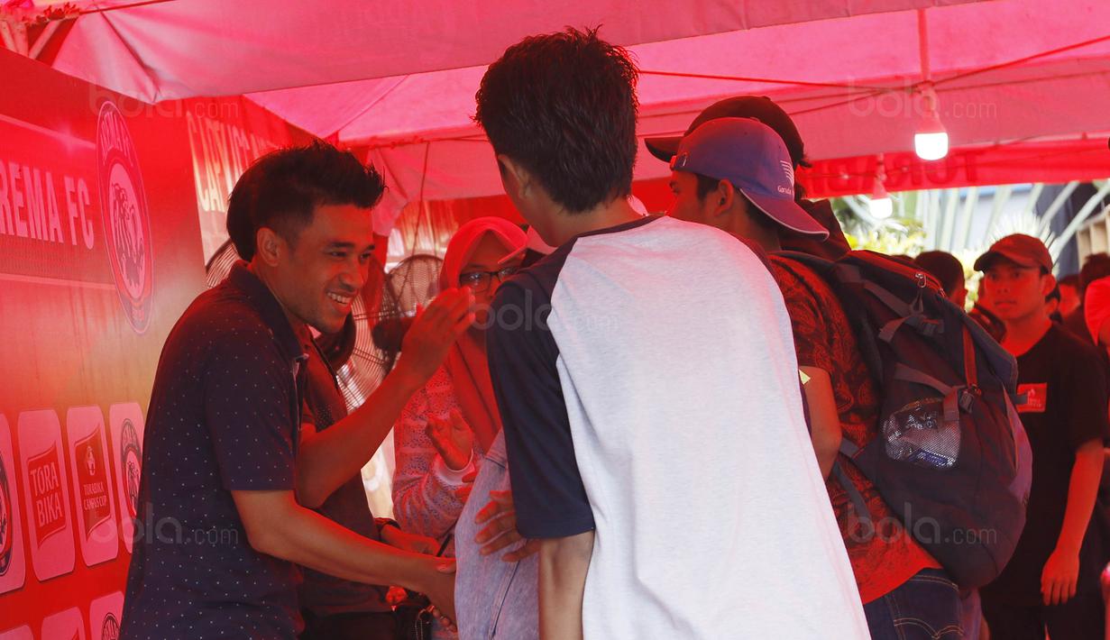 Pemain Arema FC, Benny Wahyudi, menyapa fans saat Meet and Greet bersama Torabika di Stadion Cakrawala, Malang, Kamis (23/11/2017). Selain menjumpai fans, mereka juga berbagi cerita pengalaman di dunia sepak bola. (Bola.com/M Iqbal Ichsan)