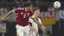 Penyerang Hungaria, Adam Szalai berebut bola dengan pemain Jerman Niklas Sule selama pertandingan UEFA Nations League di Red Bull Arena di Leipzig, Jerman, Jumat, 23 September 2022. Hungaria menang atas Jerman 1-0. (AP Photo/Michael Sohn)