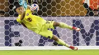 Kiper Inter Miami Oscar Ustari menggagalkan tendangan penalti dalam pertandingan Grup A Piala Dunia Antarklub melawan Al Ahly di Miami, Florida, Minggu, 15 Juni 2025. (AP Photo/Lynne Sladky)