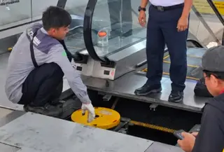 Perbaikan eskalator di Stasiun Duri yang mendadak mundur saat kondisi sedang naik. (Istimewa)