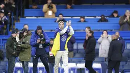 Mykhailo Mudryk bertepuk tangan menyapa pendukung Chelsea pada paruh waktu pertandingan Liga Inggris Chelsea dan Crystal Palace di Stamford Bridge di London, Minggu 15 Januari 2023. The Blues mengikat winger berusia 22 tahun itu dengan kontrak berdurasi 8,5 tahun. (Mike Egerton/PA via AP)