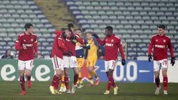 Pemain CSKA-Sofia Hamza Catakovic berselebrasi dengan rekannya usai mencetak gol ke gawang AS Roma selama pertandingan grup C Liga Europa di Nasional Vassil Levski, Bulgaria, Jumat (10/12/2021). Giallorossi menjuarai Grup C setelah meraih kemenangan atas CSKA 3-2. (AP Photo/Dessislava Komarova)