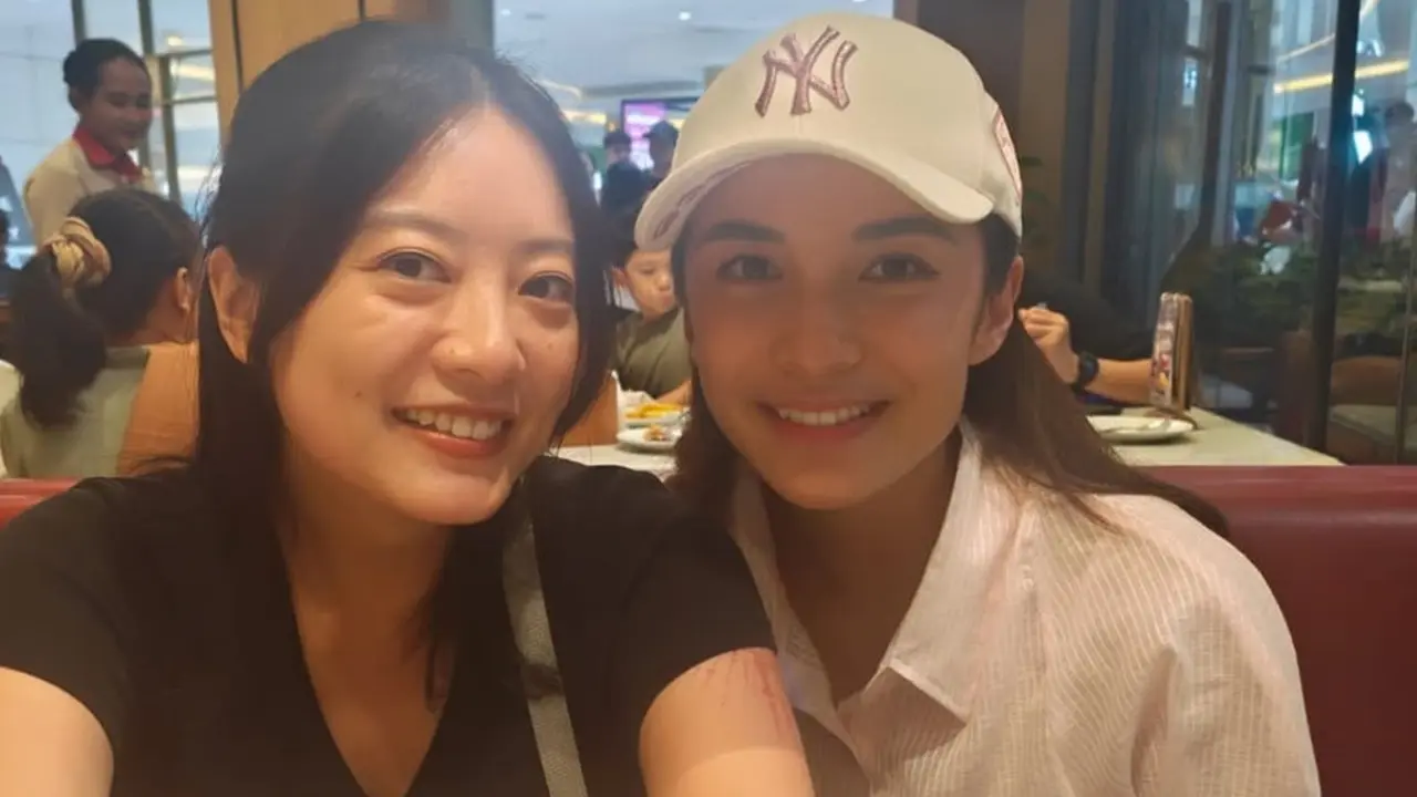 Gaya Leonny dan Chelsea saat Tak Sengaja Berjumpa (Foto: Instagram @leonyvh)