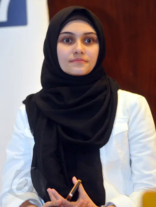 Zee Zee Shahab tampil cantik dengan gaya hijab sederhana saat menjalankan aktivitasnya di kawasan Mampang, Jakarta pada 5 Juni 2015. (Liputan6.com/Panji Diksana)