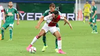 Penyerang muda Ajax, Anwar El Ghazi, mendapat pengawalan ketat dari pemain Rapid Vienna. (Bola.com/Reza Khomaini)