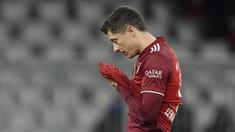 Robert Lewandowski yang tampil memukau sepanjang tahun ini lagi-lagi gagal menyabet gelar bergengsi Ballon d'Or. Bomber Bayern Munchen itu harus puas dengan penghargaan Striker of The Year. (AP/Martin Meissner)