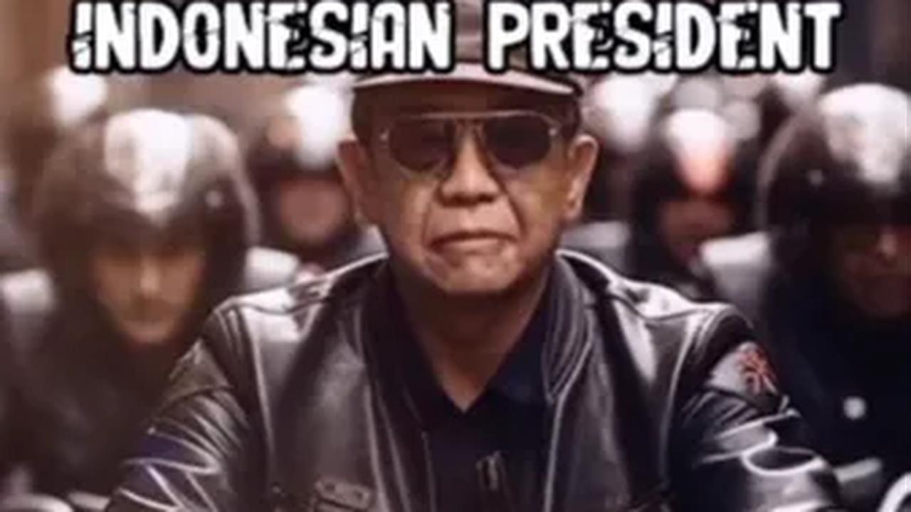 Kemudian ada sosok Abdurrahman Wahid yang merupakan Presiden keempat RI. Sosok Presiden yang akrab disapa Gus Dur ini terlihat gagah dan keren menjadi anak motor. <br>
