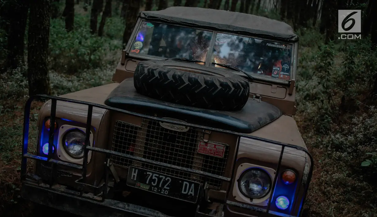 Mobil offroad 4x4 klasik Land Rover melewati hutan pinus menuju trek Sukawana-Cikole di Kab Bandung Barat, Jawa Barat, Jumat (19/10). Wisata offroad ini menjadi salah satu destinasi wisata yang dapat memacu adrenalin. (Liputan6.com/Faizal Fanani)