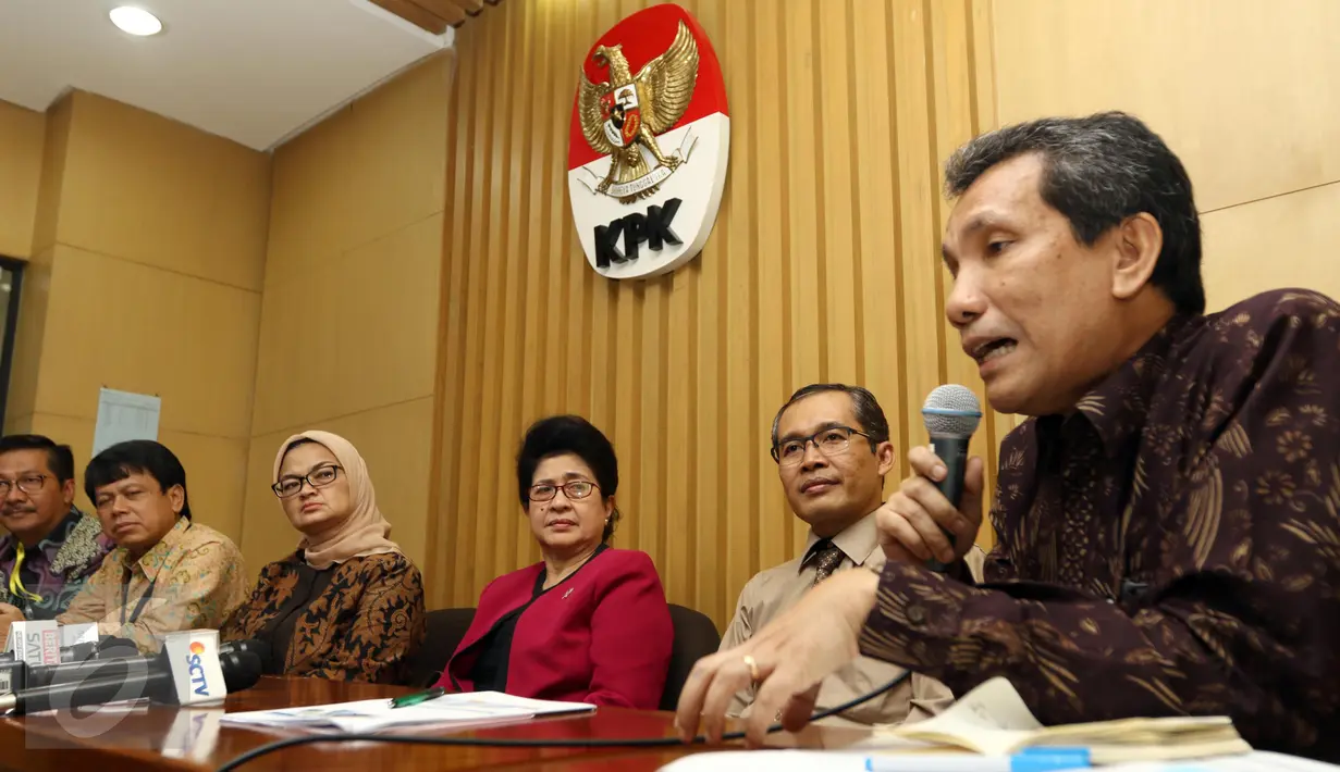Wakil Ketua KPK Saut Situmorang memberikan keterangan pers di KPK, Jakarta, Rabu (19/10). Kemenkes bersama BPOM, BPJS dan juga LKPP melakukan koordianasi dengan KPK dalam Kajian penerapan tentang obat E-Katalog. (Liputan6.com/Helmi Afandi)