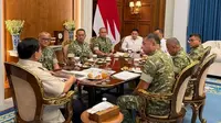 Seskab Teddy: TNI AD Selesaikan Pembangunan 300 Jembatan Gantung dan Renovasi Sekolah