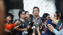 Pengacara publik LBH Nelson Nikodemus Simamora memberi keterangan kepada awak media usai melakukan pertemuan dengan Otoritas Jasa Keuangan (OJK) terkait aduan korban fintech di Jakarta, Jumat (14/12). (Liputan6.com/Angga Yuniar)
