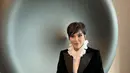 Dengan aksen kemeja high neck berhasil tampilkan gaya yang memukau. [Foto: Instagram/ Kris Jenner]