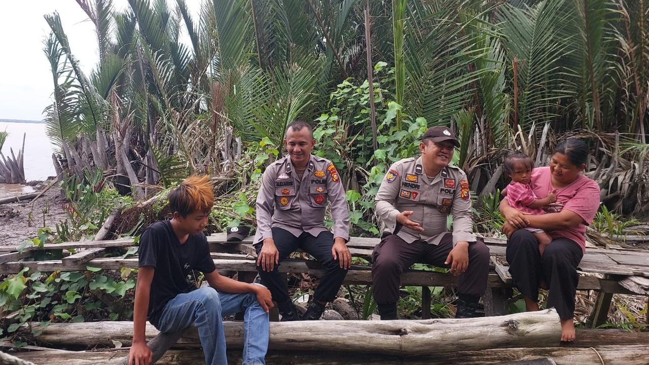 Datangi Pesisir Pelalawan, Polisi Edukasi Nelayan Agar Terhindar dari Perpecahan di Pilkada