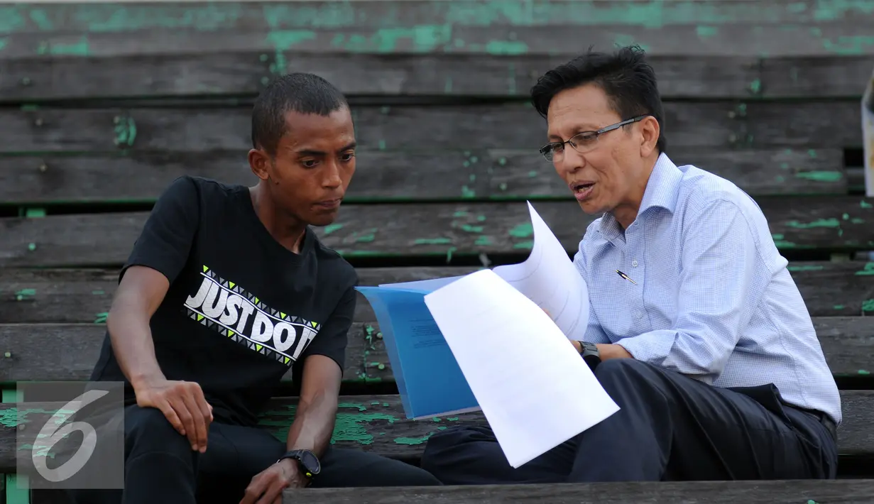 Pelari nasional Agus Prayogo (kiri) menerima arahan dari Sekjen PB PASI, Tigor Tanjung saat mengadakan pertemuan jelang laga Singapore Open 2016 di Stadion Madya Senayan, Jakarta, Senin (25/4/2016). (Liputan6.com/Helmi Fithriansyah)