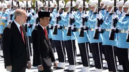 Presiden Jokowi didampingi Presiden Turki Recep Tayyip Erdogan melakukan pemeriksaan pasukan kehormatan di Kompleks Kepresidenan Turki, Ankara, Kamis (6/7). Kunjungan ini merupakan kunjungan balasan atas kunjungan Erdogan pada Juli 2015. (ADEM ALTAN/AFP)