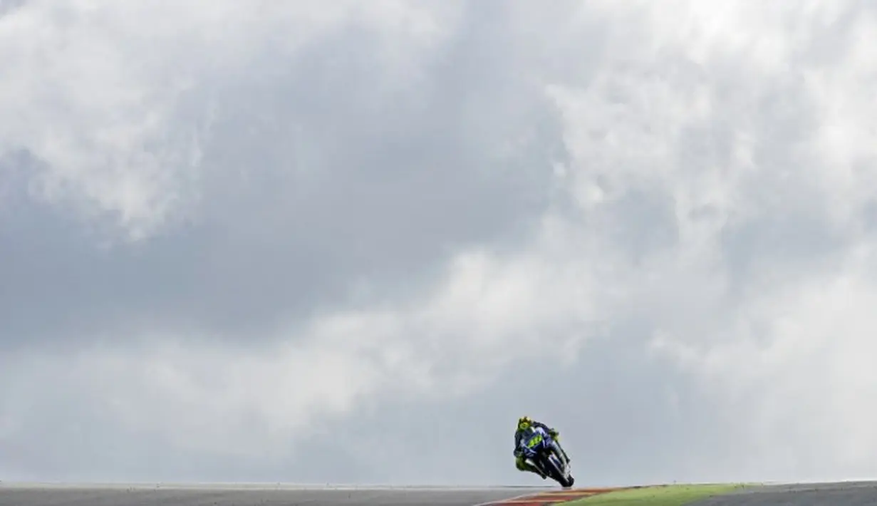 Pebalap Yamaha, Valentino Rossi, saat sesi latihan bebas MotoGP GP Jerman di Sirkuit Sachsenring, Jerman. (AFP PHOTO/ROBERT MICHAEL)