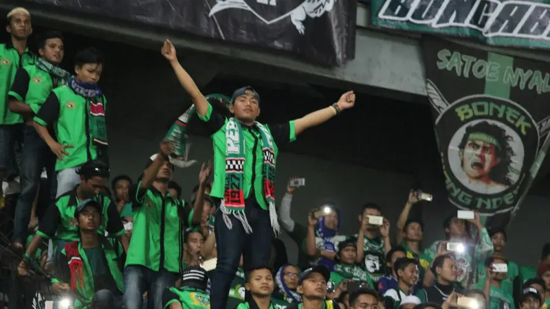 Pendukung fanatik Persebaya