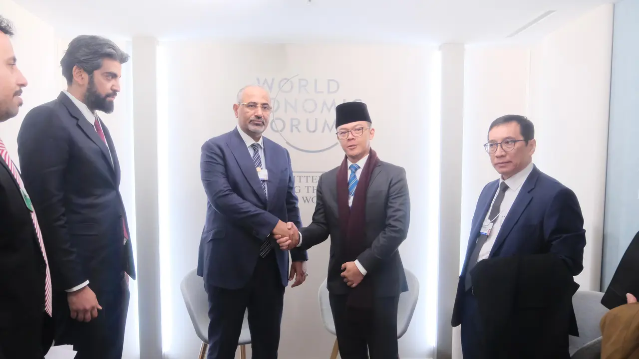 Menlu RI Sugiono melakukan pertemuan bilateral dengan Wakil Presiden Yaman Aidarous al-Zubaidi di sela-sela World Economic Forum 2025, Rabu (22/1/2025). (Dok. Kemlu RI)