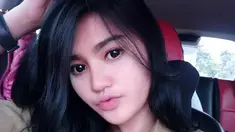 Oza Moza yang bernama asli Fuji Yanti berpose dengan seragam PNS di dalam mobil. Oza Moza berasal dari Karawang, Jawa Barat dan merupakan PNS yang bertugas di Dinas Pertanian Kehutanan Perkebunan dan Peternakan. (Instagram/@mozakitty95)